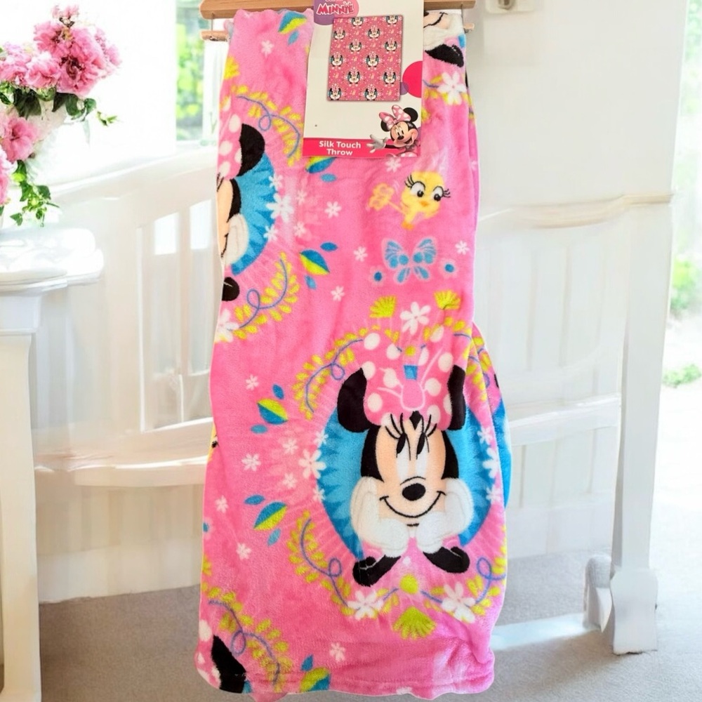 NWT Disney Junior Minnie Mouse 50x70 Silk Touch Throw